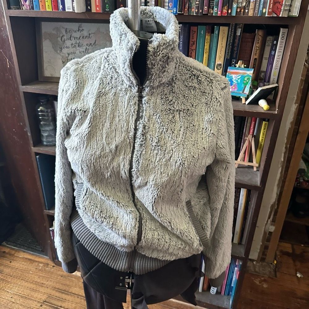 Patagonia eyelash silver XS super soft gorpcore jacket